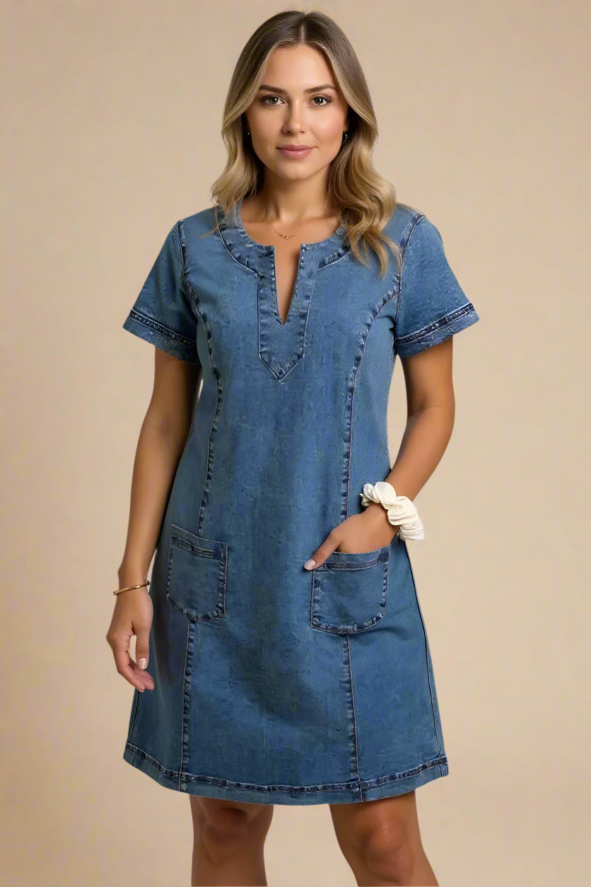 RAGNA KJOLE | Løs denimkjole med V-udskæring og lommer