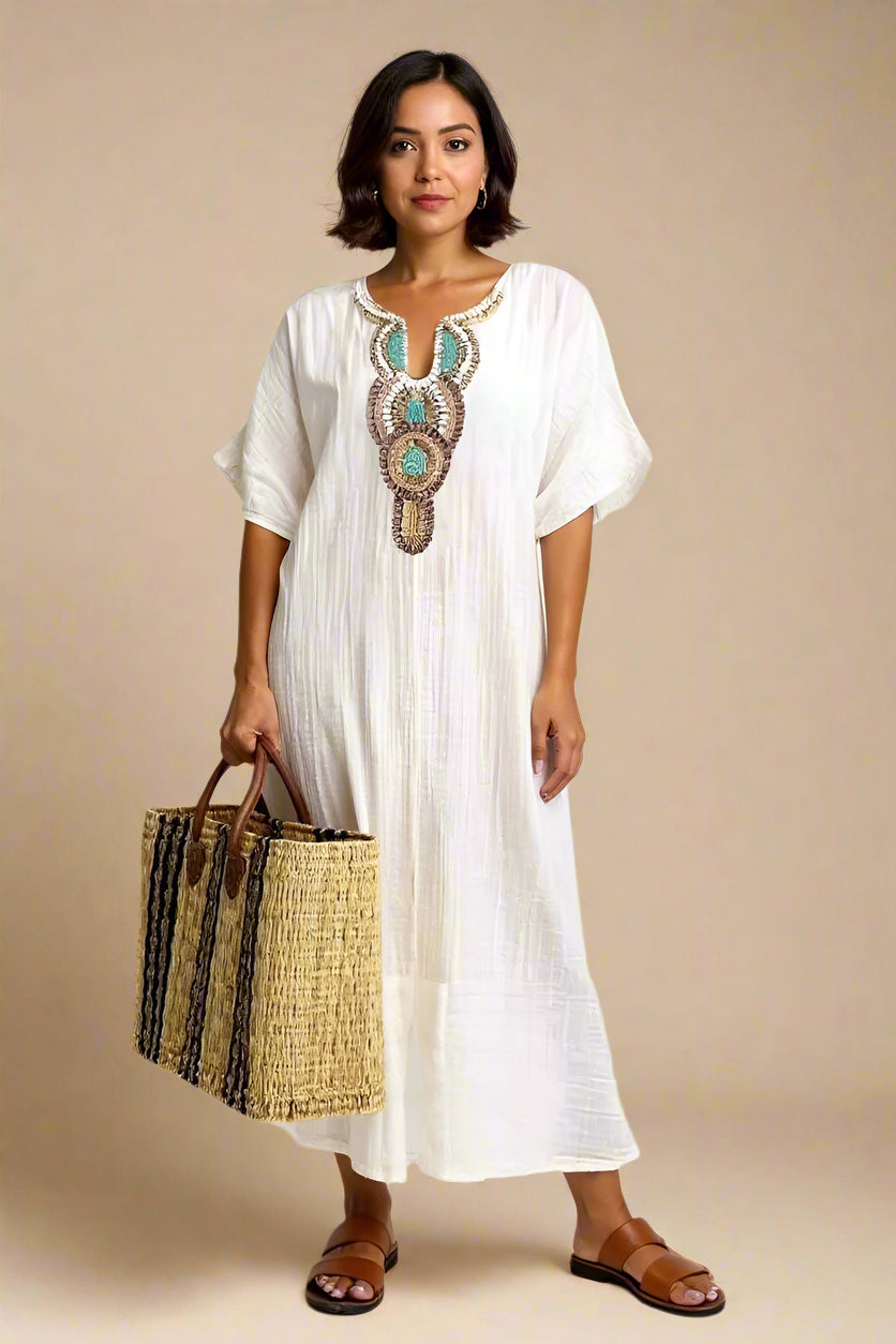 SAGA KJOLE | Lang kjole med decoteret hals og sideslidser